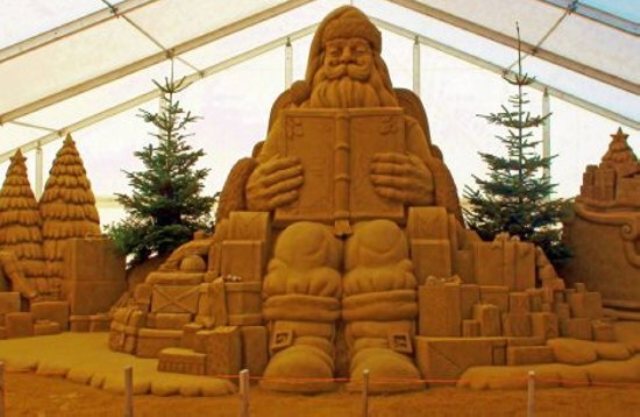Najveći Deda Mraz od peska